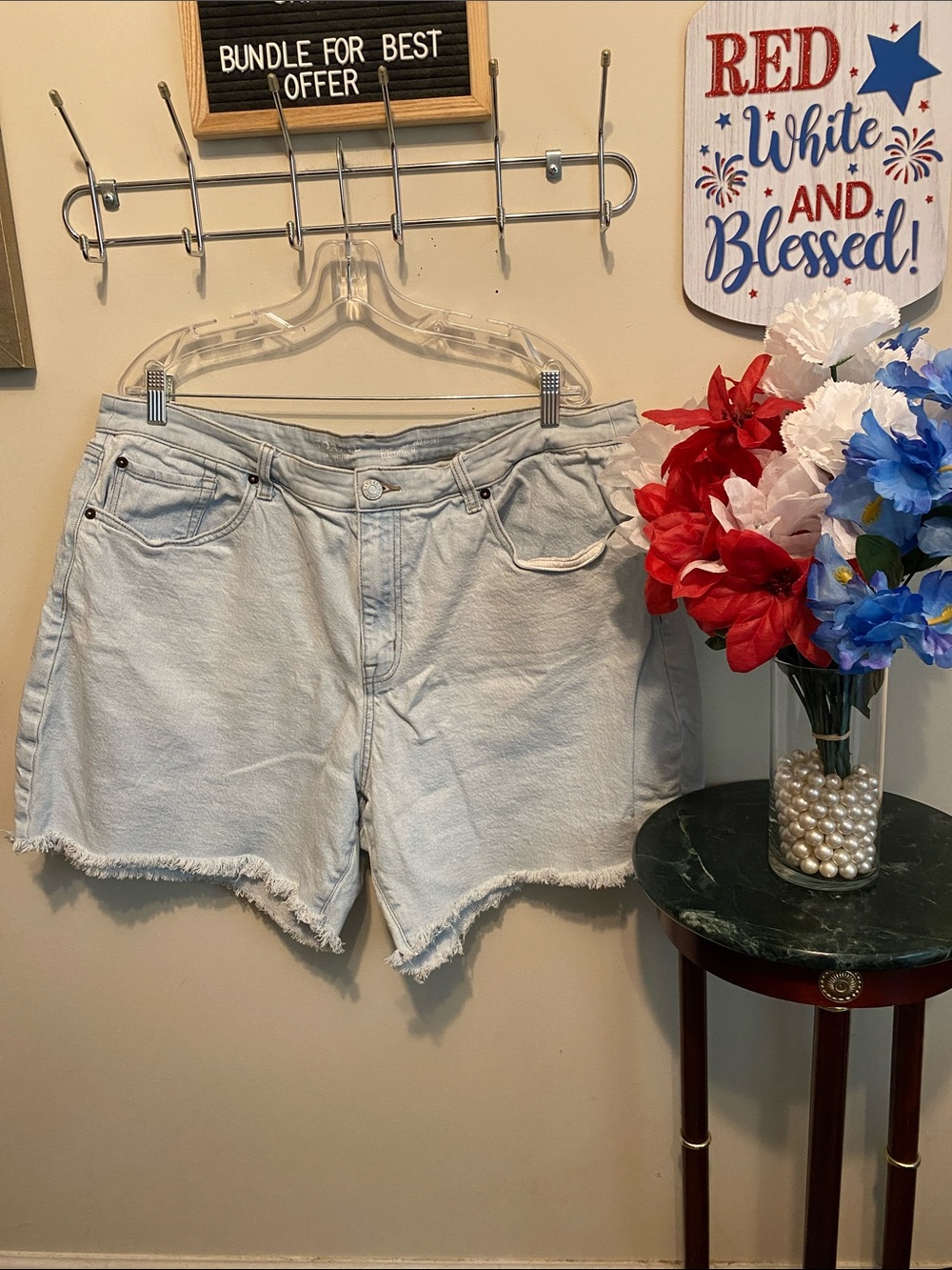 Torrid Mid-Rise 7” Light Wash Women's Denim Shorts - Casual Frayed Hem Sz 20